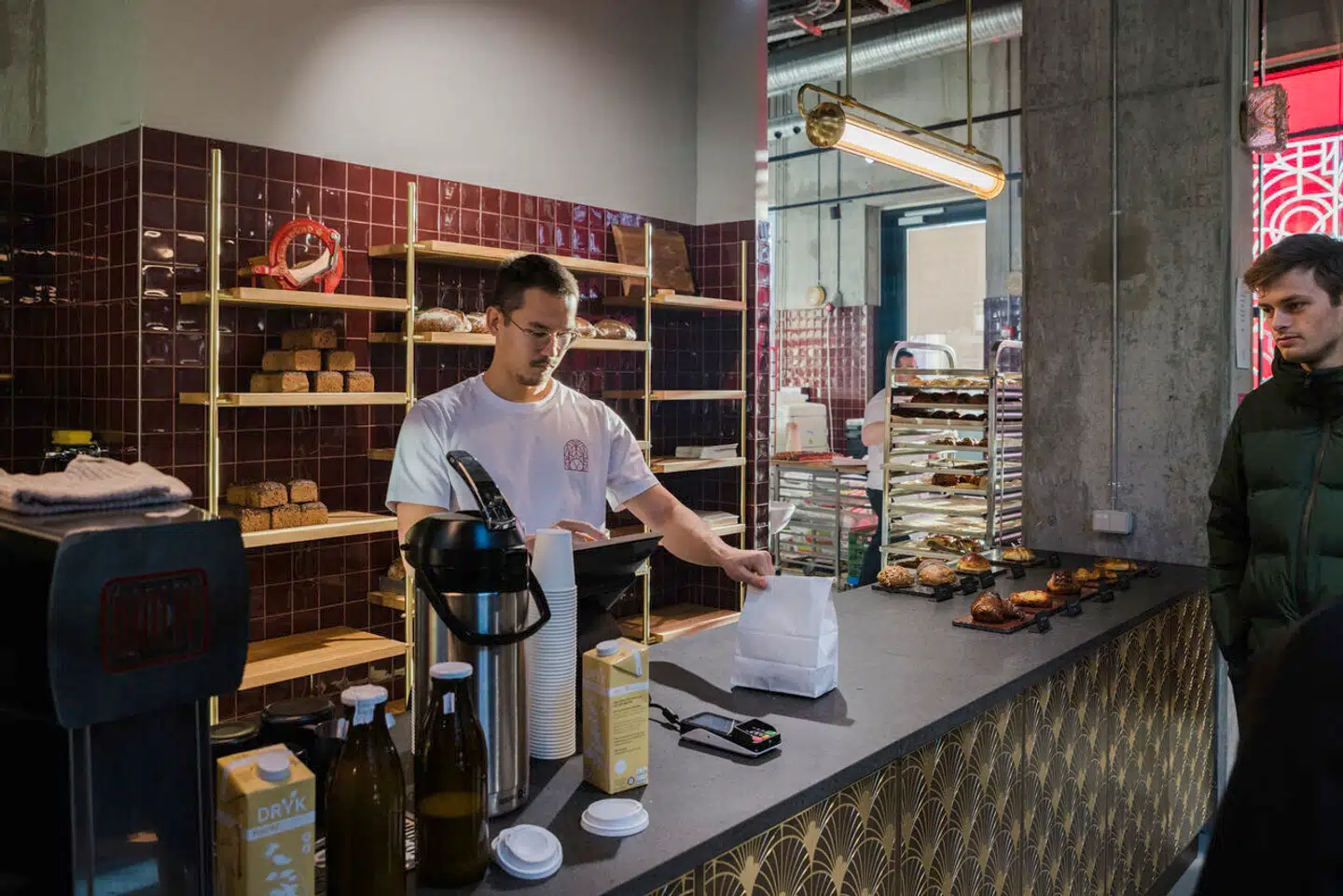 Københavns Bageri ligger i det område af Carlsberg Byen, der hedder Flaskehalsen. Man kan sidde ved et par vinduespladser og spise – eller sætte sig udenfor.