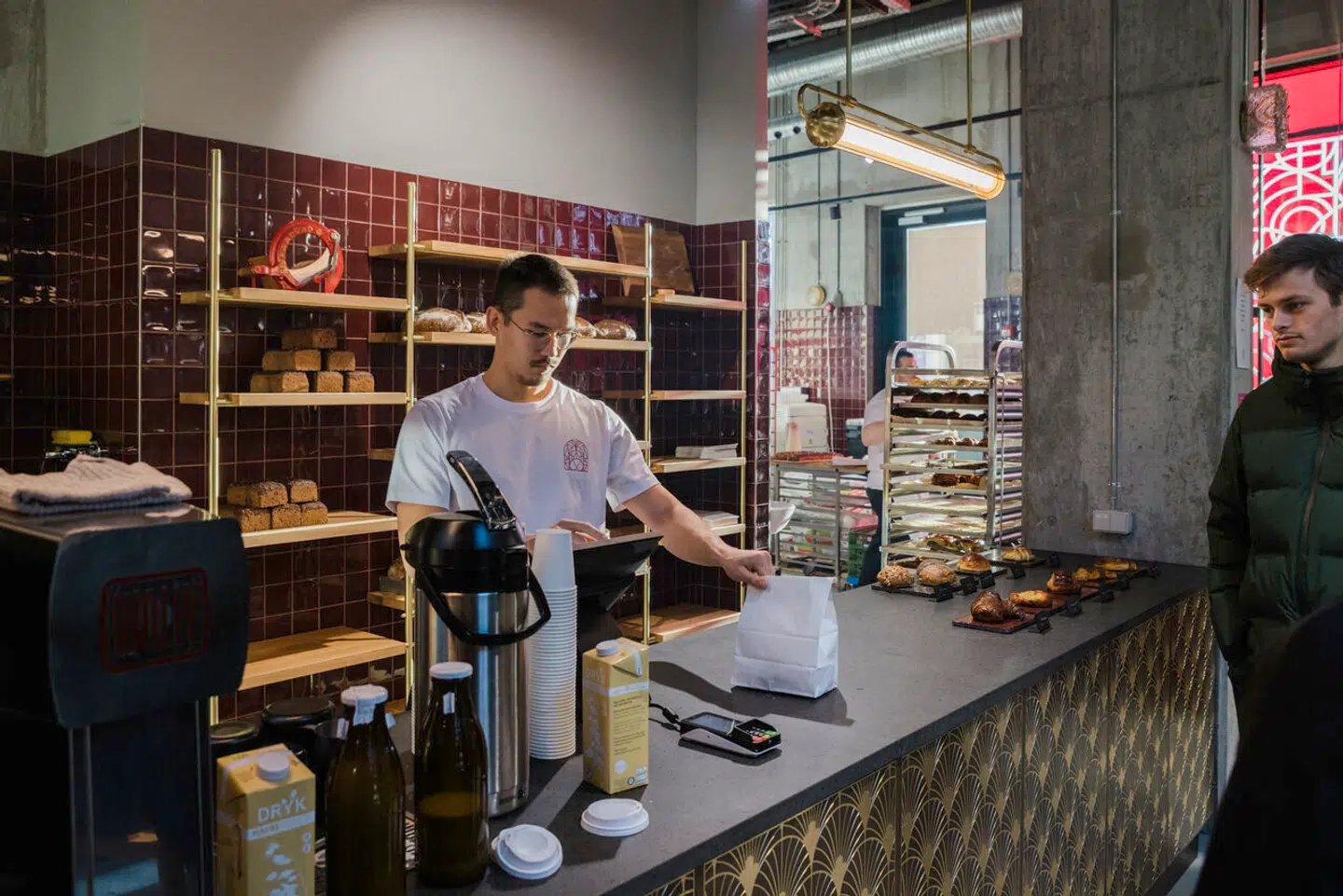 Københavns Bageri ligger i det område af Carlsberg Byen, der hedder Flaskehalsen. Man kan sidde ved et par vinduespladser og spise – eller sætte sig udenfor.