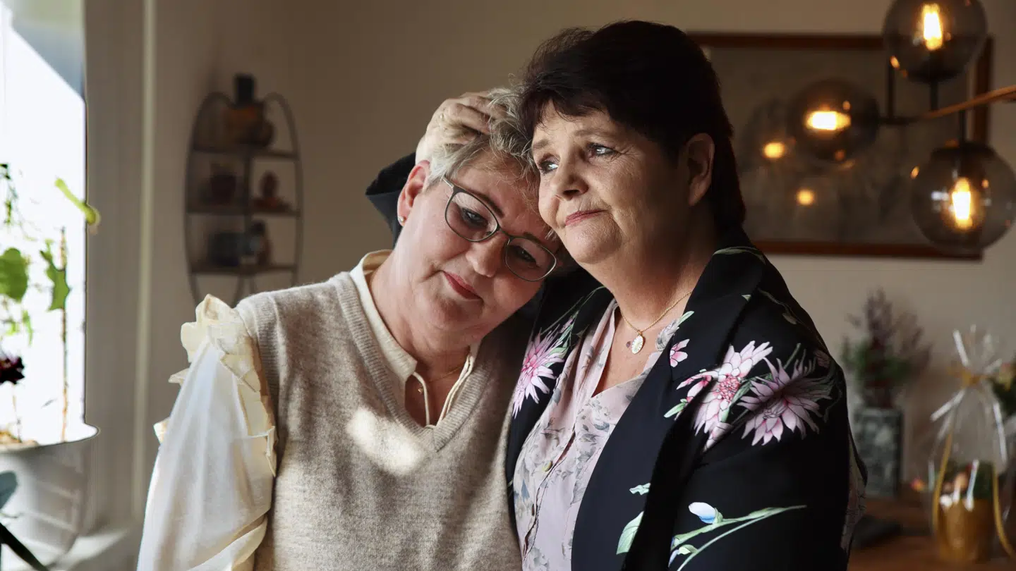 »Det er virkeligt hårdt for hele min familie ikke at vide, om jeg kommer mig efter operationen i hjertet,« siger Henriette Haahr Christensen, der her står og krammer med sin kusine Winnie Haahr Berntsen (th.). Foto: Julie Maria Rohard