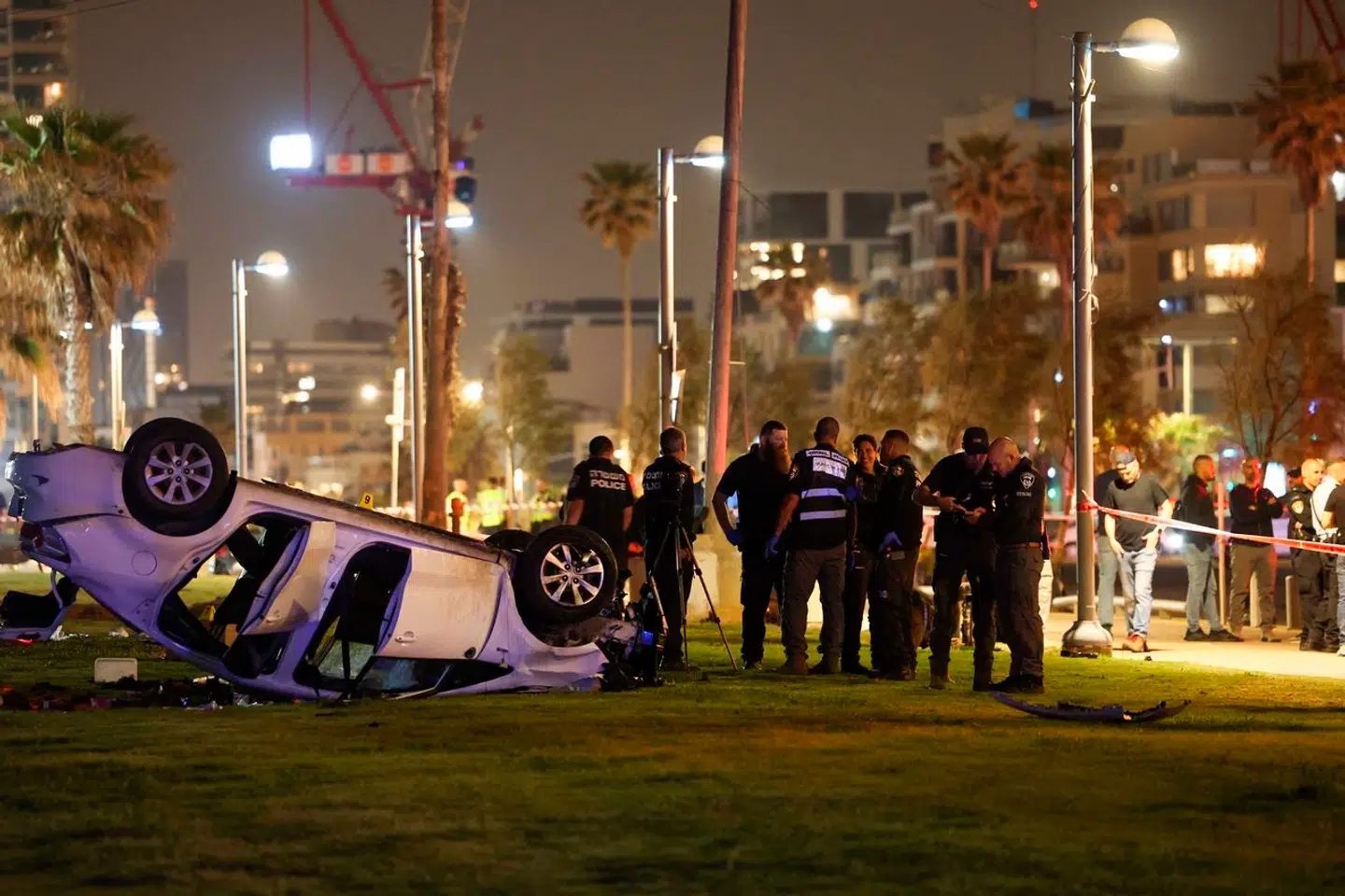 Israelsk politi arbejder på stedet for et terrorangreb i Tel Aviv fredag aften, hvor en 30-årig mand omkom, mens seks andre personer blev såret. Alle ofrene var udenlandske turister, oplyser israelske myndigheder.