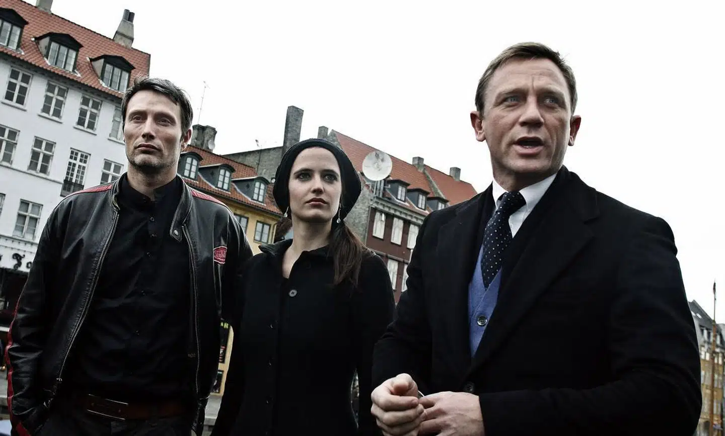 Daniel Craig spillede rollen som agent 007 for første gang i »Casino Royale« (2006), danske Mads Mikkelsen indtog rollen som superskurken Le Chiffre. Her ses de to sammen med filmens »Bond-babe«, Eva Green, i Nyhavn, torsdag den 2. november 2006. Arkivfoto: Liselotte Sabroe/Ritzau Scanpix