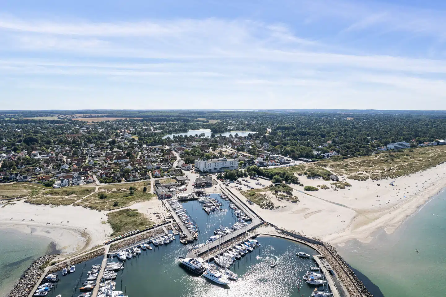 Sælger har fremhævet, at der er tale om en ganske særlig beliggenhed – lige ved »Nordsjællands bedste badestrand« – som de interesserede har kunnet byde på.