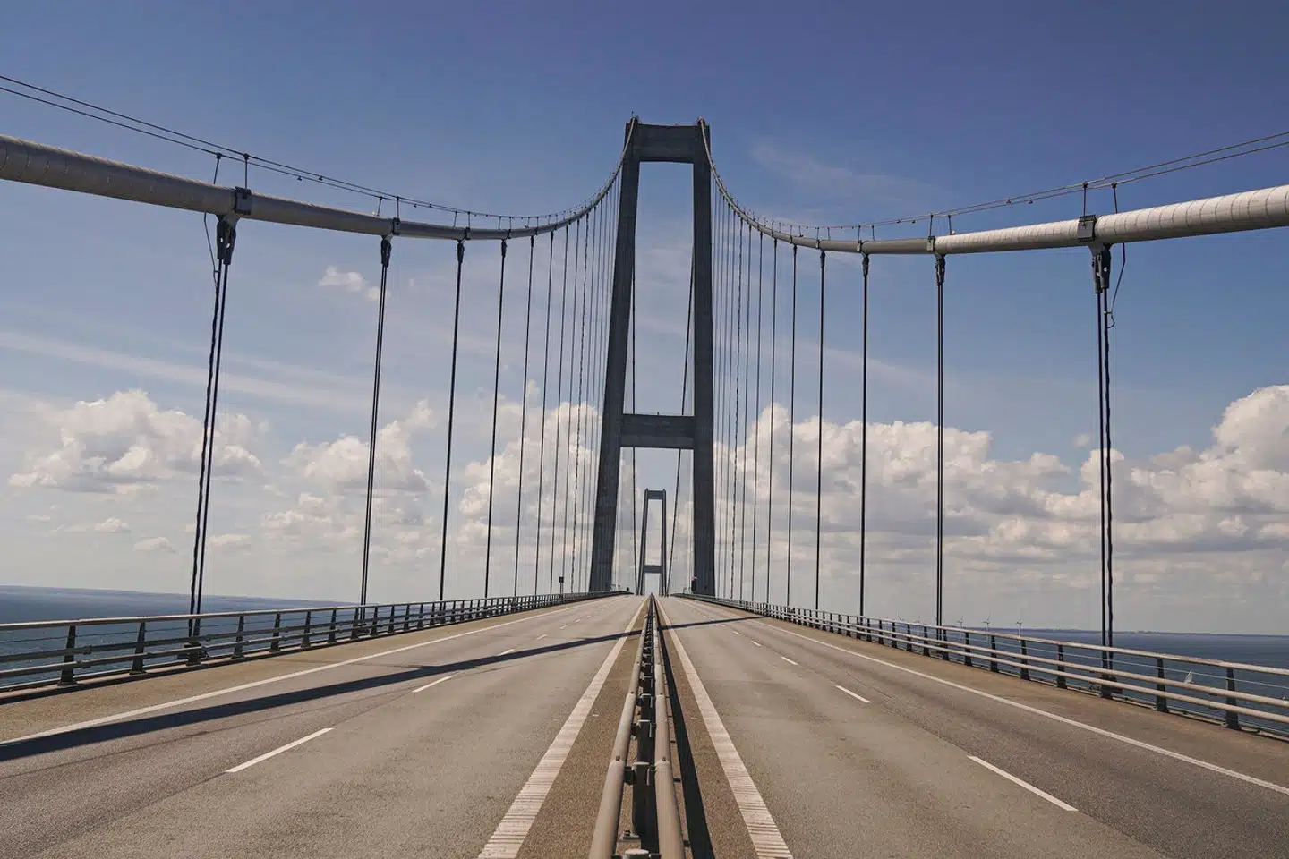 Storebæltsbroen er tirsdag aften blevet spærret for al biltrafik i retning mod Sjælland grundet et et uheld. (Arkivfoto)