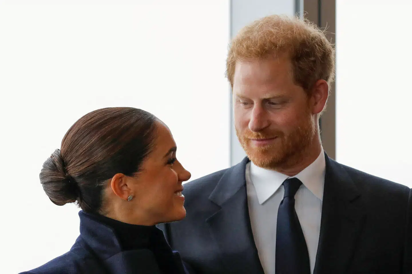 Prins Harry vil deltage i kong Charles' kroning. Hertuginde Meghan bliver i Californien. Det oplyser en talsperson fra det britiske kongehus ifølge Reuters.