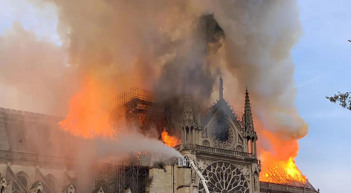 Flammer og røg omgiver Notre Dames 15. april 2019.