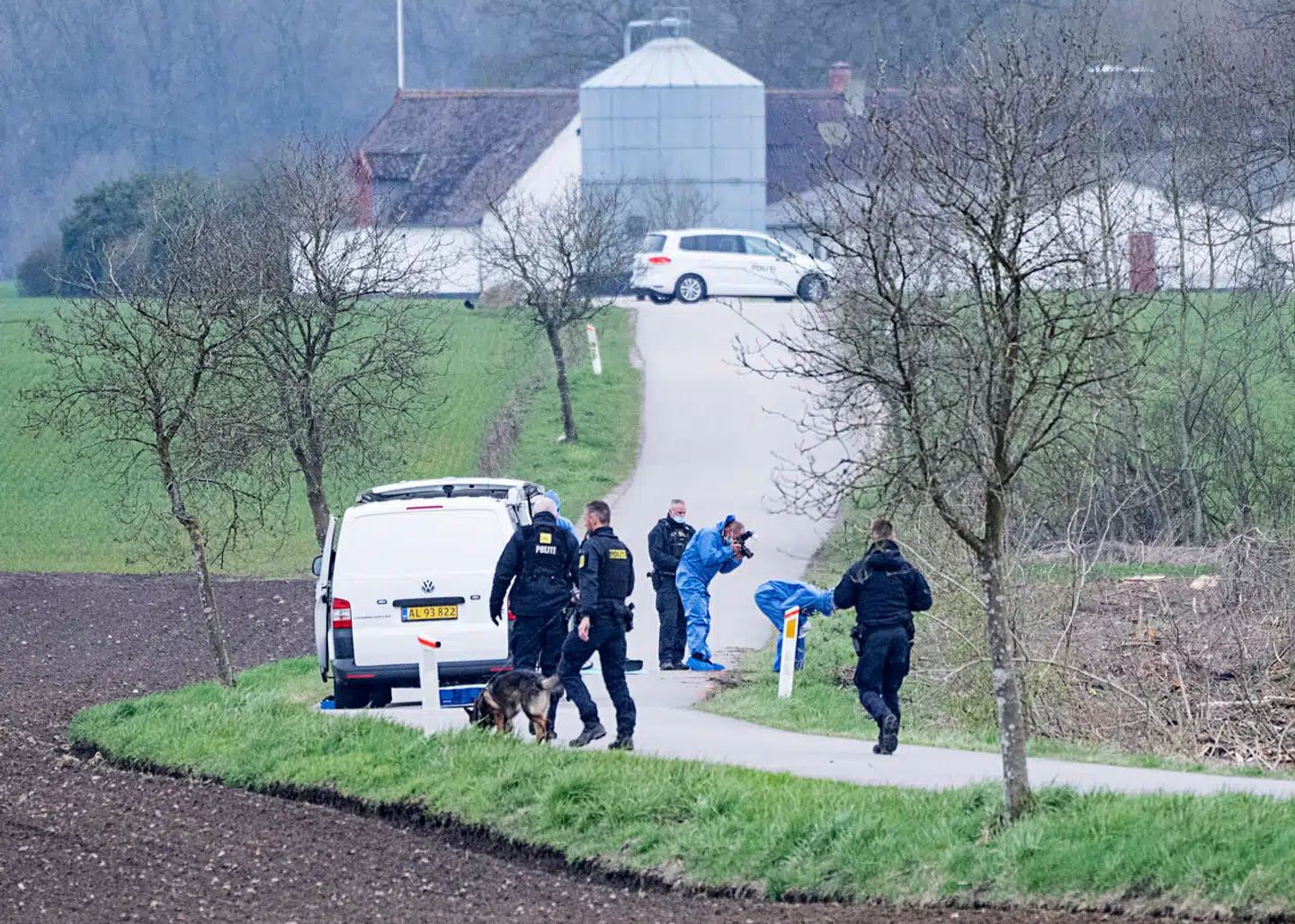 Politiet arbejder i Kirkerup. En 13-årig pige der delte aviser ud er efterlyst lørdag den 15. april 2023.