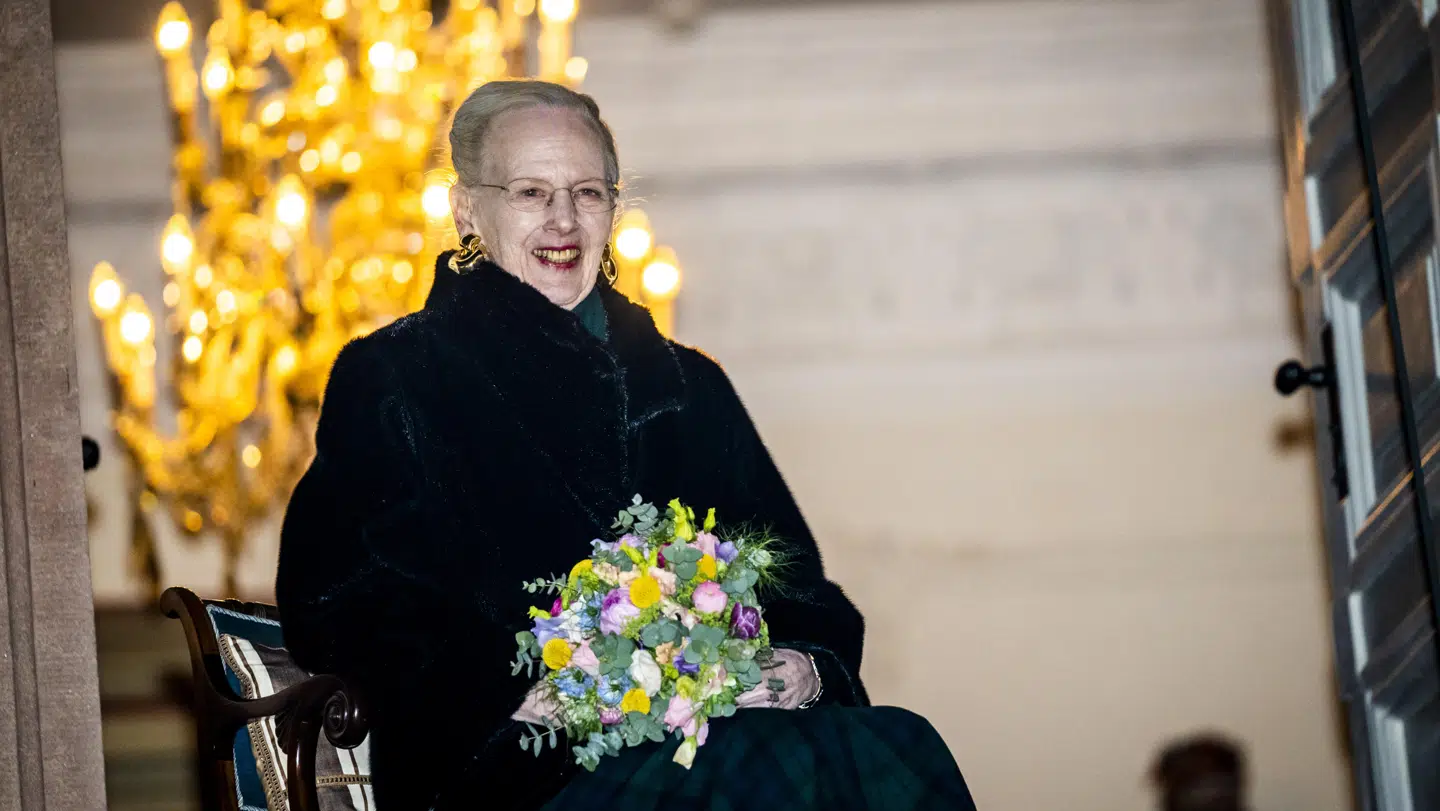 Dronningen viste sig for første gang efter rygoperationen ved Fredensborg Slot 12. april.