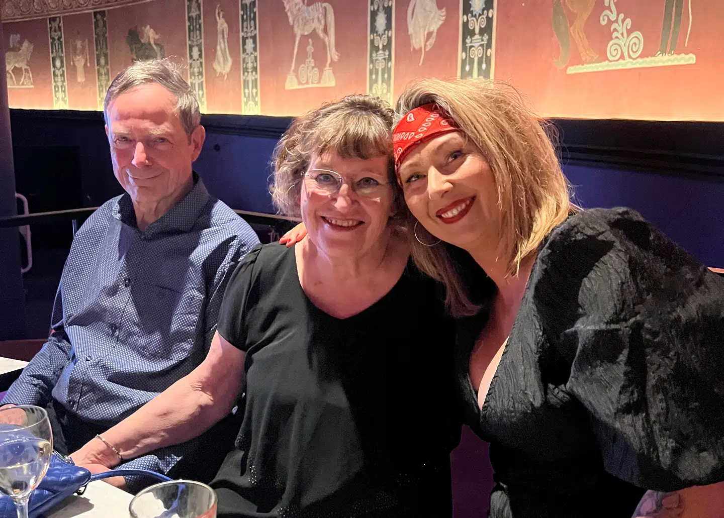 Ekskæresten Mary-Ann Holm til Reality Awards sammen med Sidney Lees forældre Bente og Carsten.