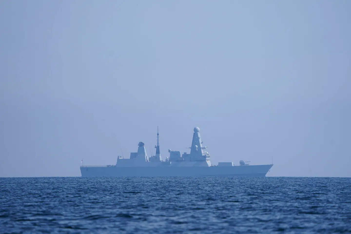 De britiske destroyer, 'HMS Defender' filmet på mission i Østersøen i 2022. Nu advares der om, at den britiske flåde er for lille til at modstå russisk pres.