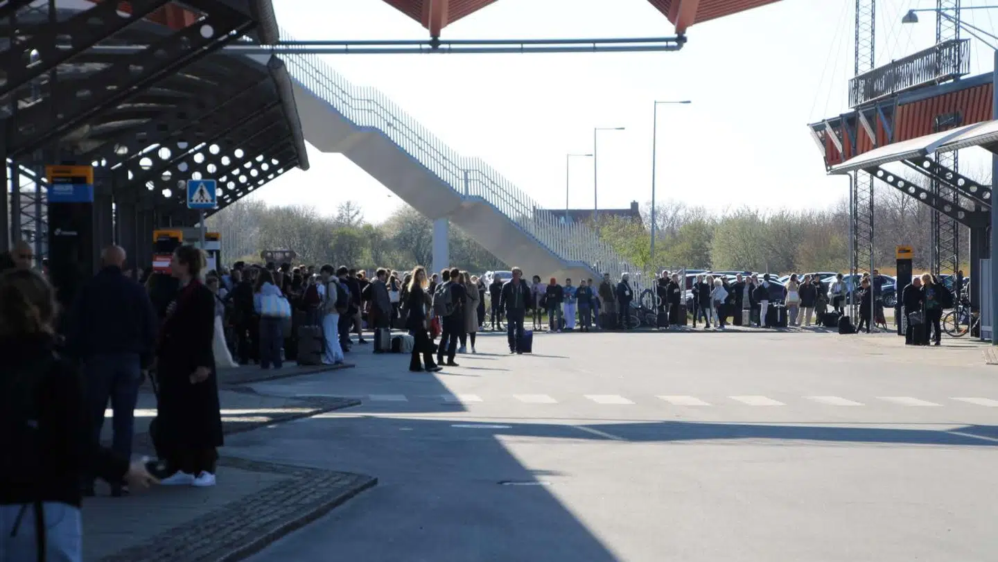Folk i kø venter på togbus ved Slagelse. Foto: presse-fotos.dk