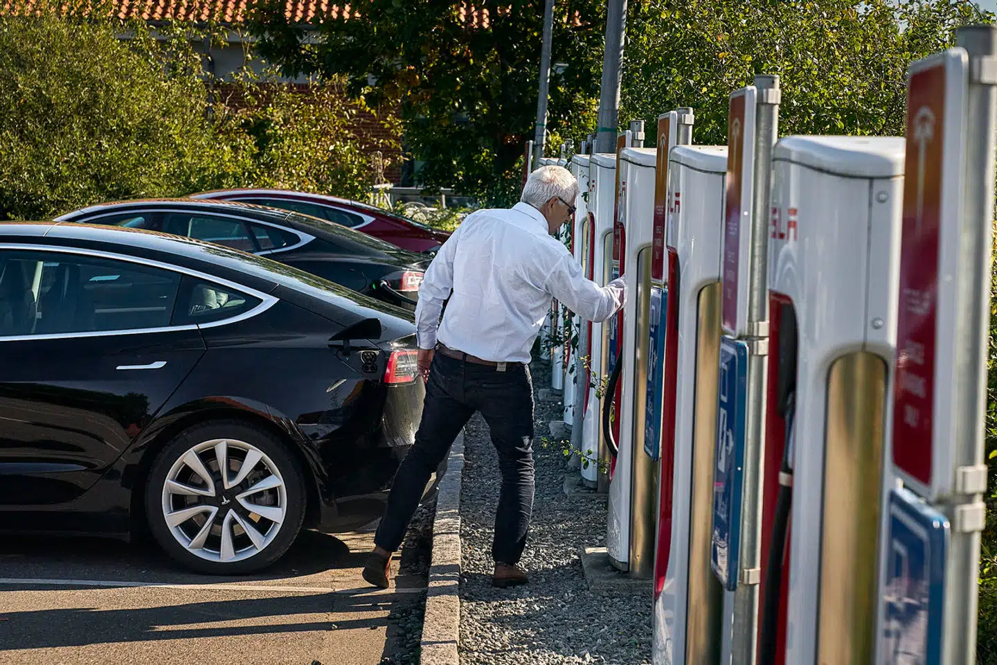 Teslas prisnedsættelser sendte rystelser gennem brugtvognsmarkedet for elbiler i begyndelsen af året.