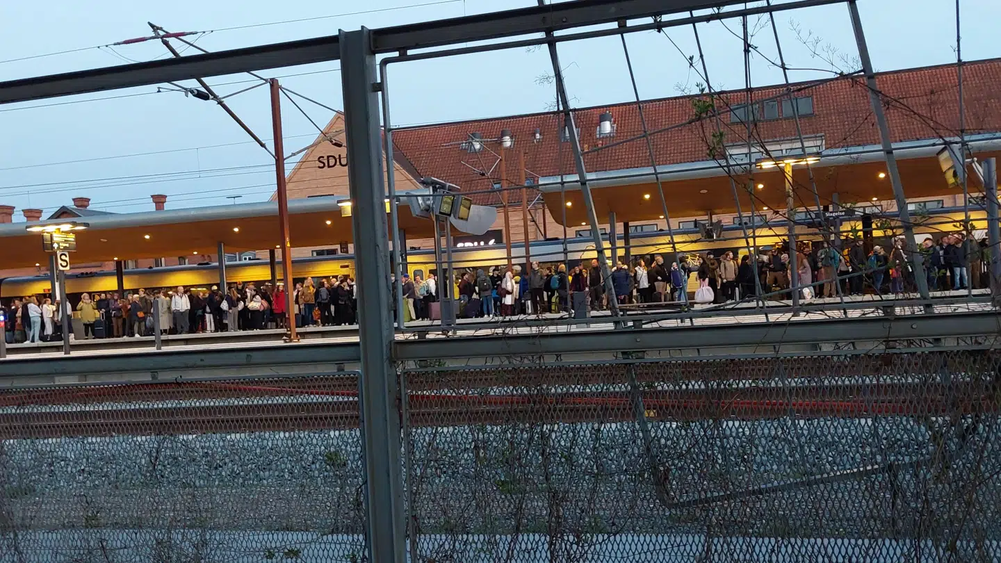 Ventende passagerer på Slagelse Station søndag aften klokken 21. (Læserfoto)