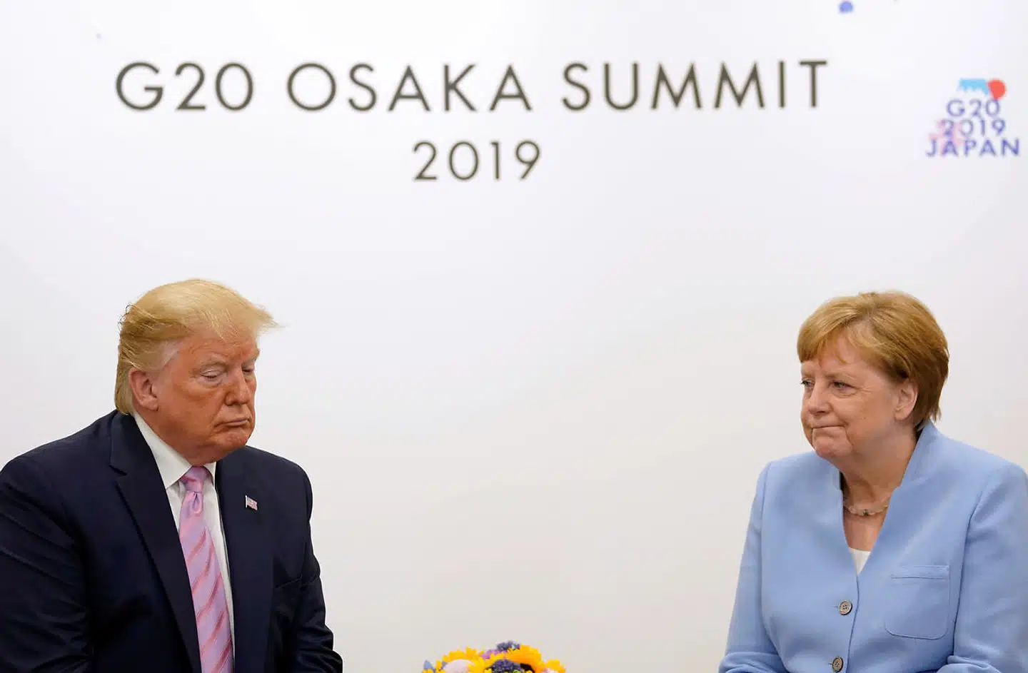 Der er ofte kold luft mellem Donald Trump og Angela Merkel. Det seneste møde fandt sted i udkanten af G20-mødet i Osaka i juni.