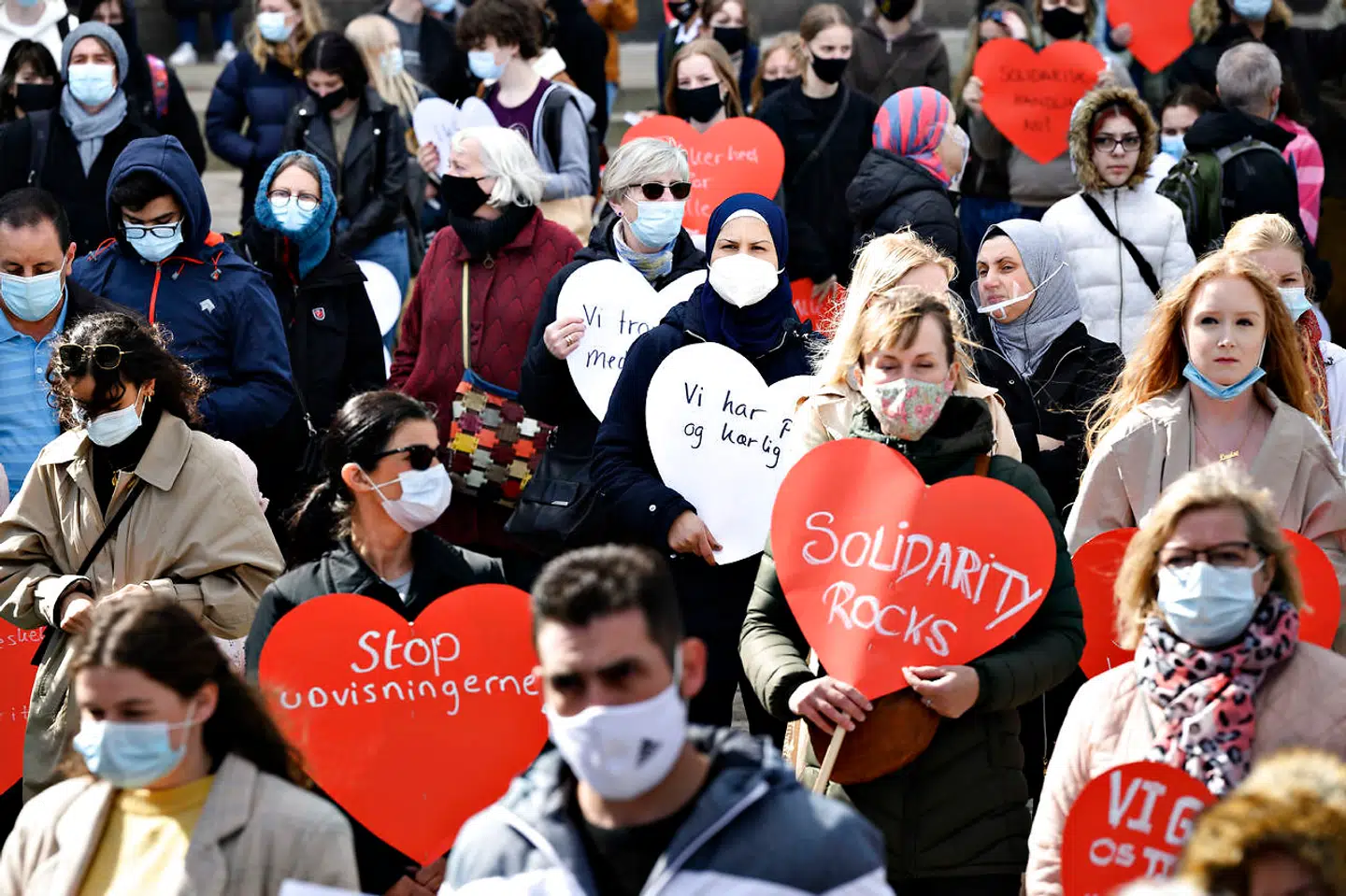 I foråret 2021 var der store demonstrationer i en række danske byer, fordi syrere mistede opholdsgrundlaget i Danmark. På fotoet ses demonstranter på Christiansborg Slotsplads.