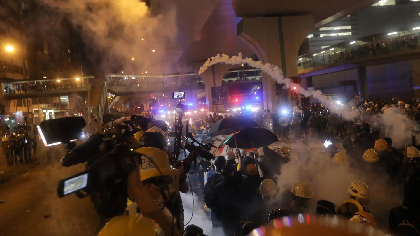 Politiet i Hongkong affyrer tåregas for at sprede demonstranter søndag aften, efter at hundredtusinder har vist deres modstand mod et omstridt lovforslag. Vivek Prakash/Ritzau Scanpix