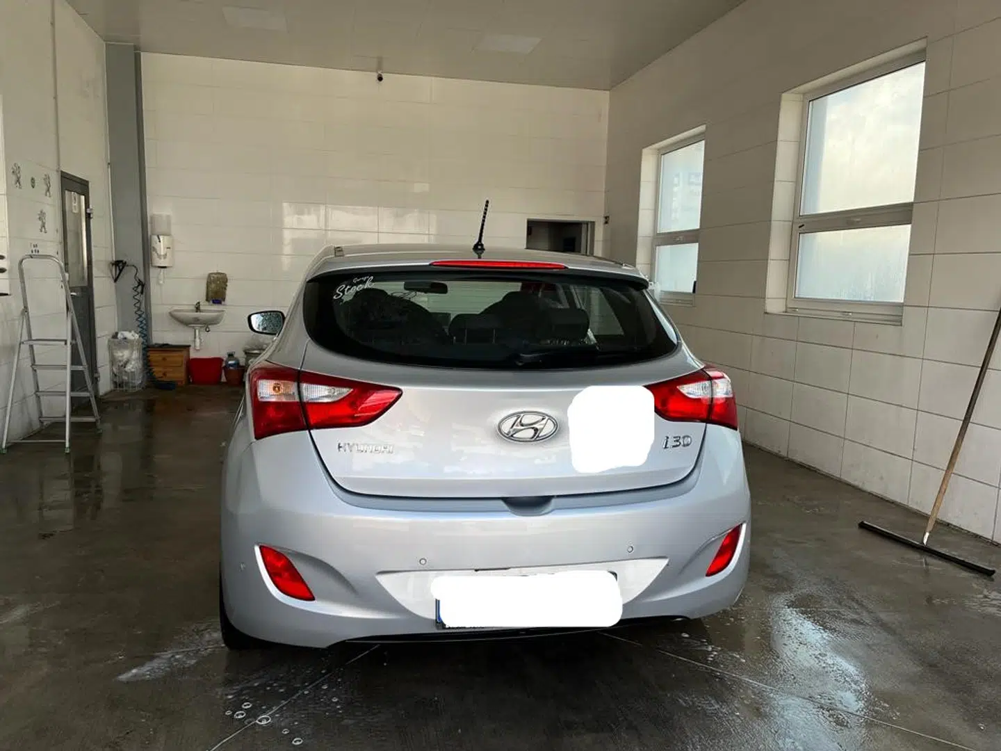 Her ses den Hyundai i30, som i sidste uge blev konfiskeret af slovakisk politi. Bilen blev i perioden 2016 til 2021 ejet af den 32-årige mand, der onsdag blev sigtet for drabet på Emilie Meng.