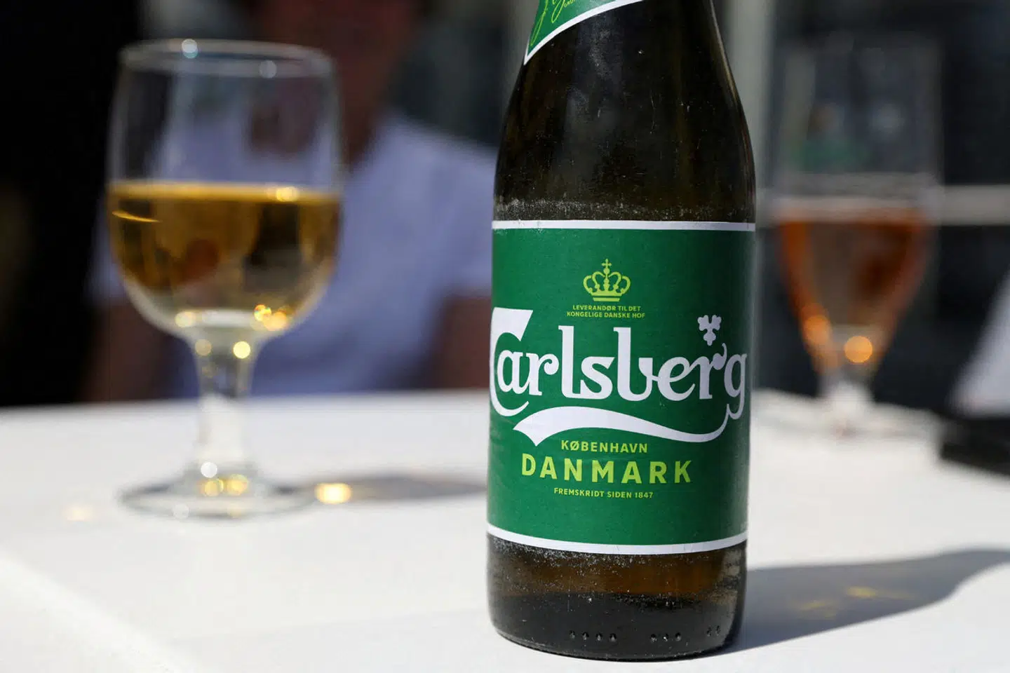 I en ny handelsopdatering indsnævrer Carlsberg sine forvetninger for året.