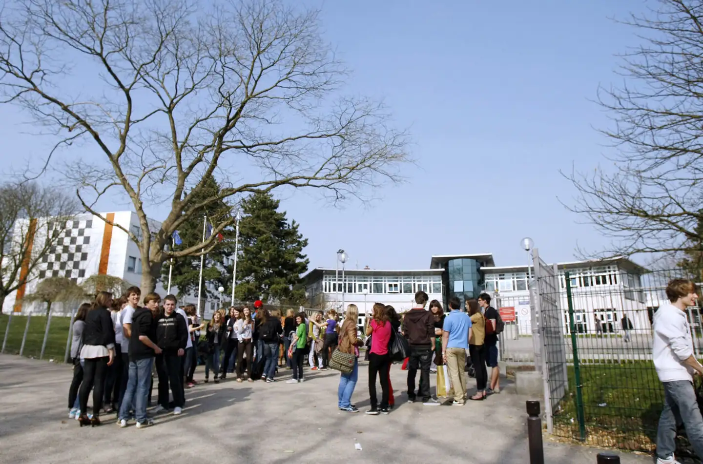 Elever fra Lycée Gustave-Flaubert i Rouen holder et minuts tavshed til minde om ofrene for et af de seneste års mange terrorattentater i Frankrig. Forleden måtte deres eget gymnasium lukkes ned efter drillesyge trusler fra »den kristne Islamisk Stat«.