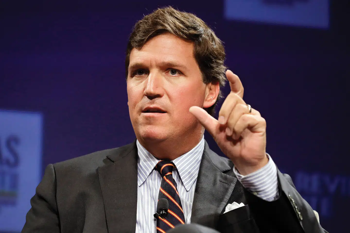 Fox News Tucker Swanson McNear Carlson, som hans fulde navn lyder, blev født ind i en velhavende familie i San Francisco. Ikke desto mindre er det lykkedes ham at få status som arbejderklassens talerør. Foto: Chip Somodevilla, Scanpix
