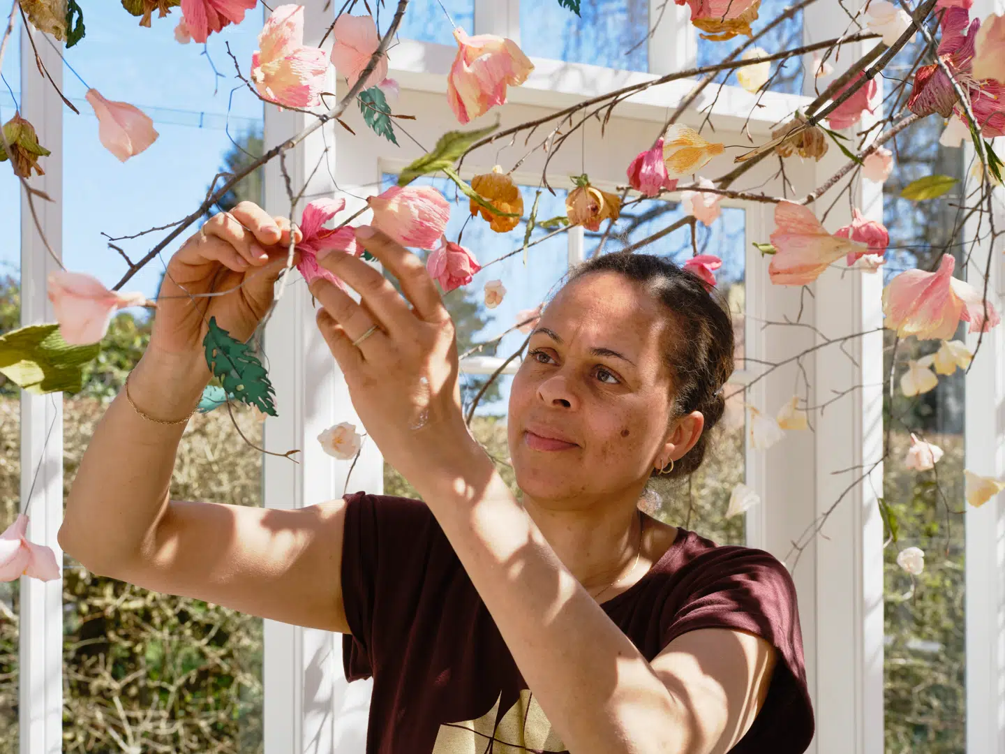 Veronica Hodges, der både har arbejdet med beklædning og scenografi, har foldet hundredvis af blomster til sin installation i Ordrupgaards palmehus.