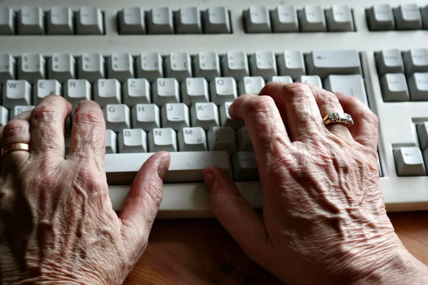 Den 84-årige kvinde er stævnet for i strid med ophavsretsloven at have downloadet og delt actionfilmen »Mechanic: Resurrection« i november 2016.