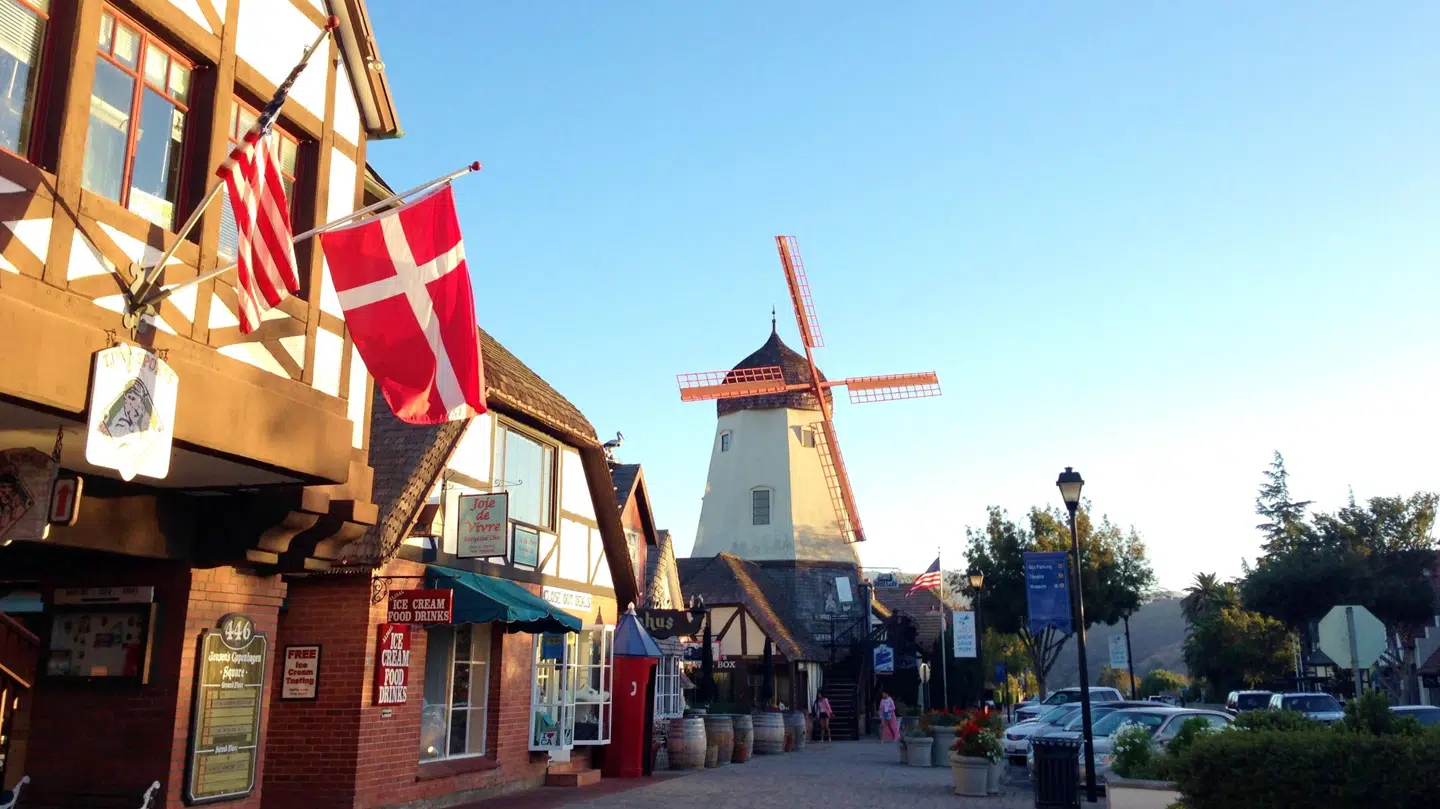 Så idyllisk ser det ud i Solvang. Men nu er byen blevet ramt af en hadsk stemning.