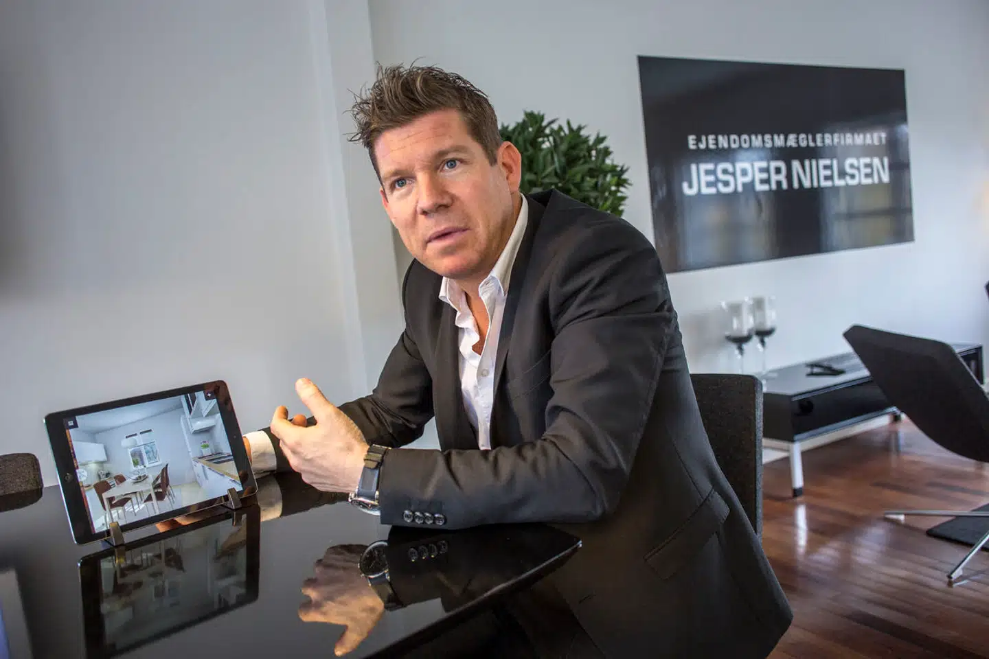 Nykredit stoppede i sommer samarbejdet med den kendte ejendomsmægler Jesper Nielsen. Senere kunne Berlingske afsløre, at årsagen var en potentielt krænkende adfærd ved en julefrokost på d'Angleterre.