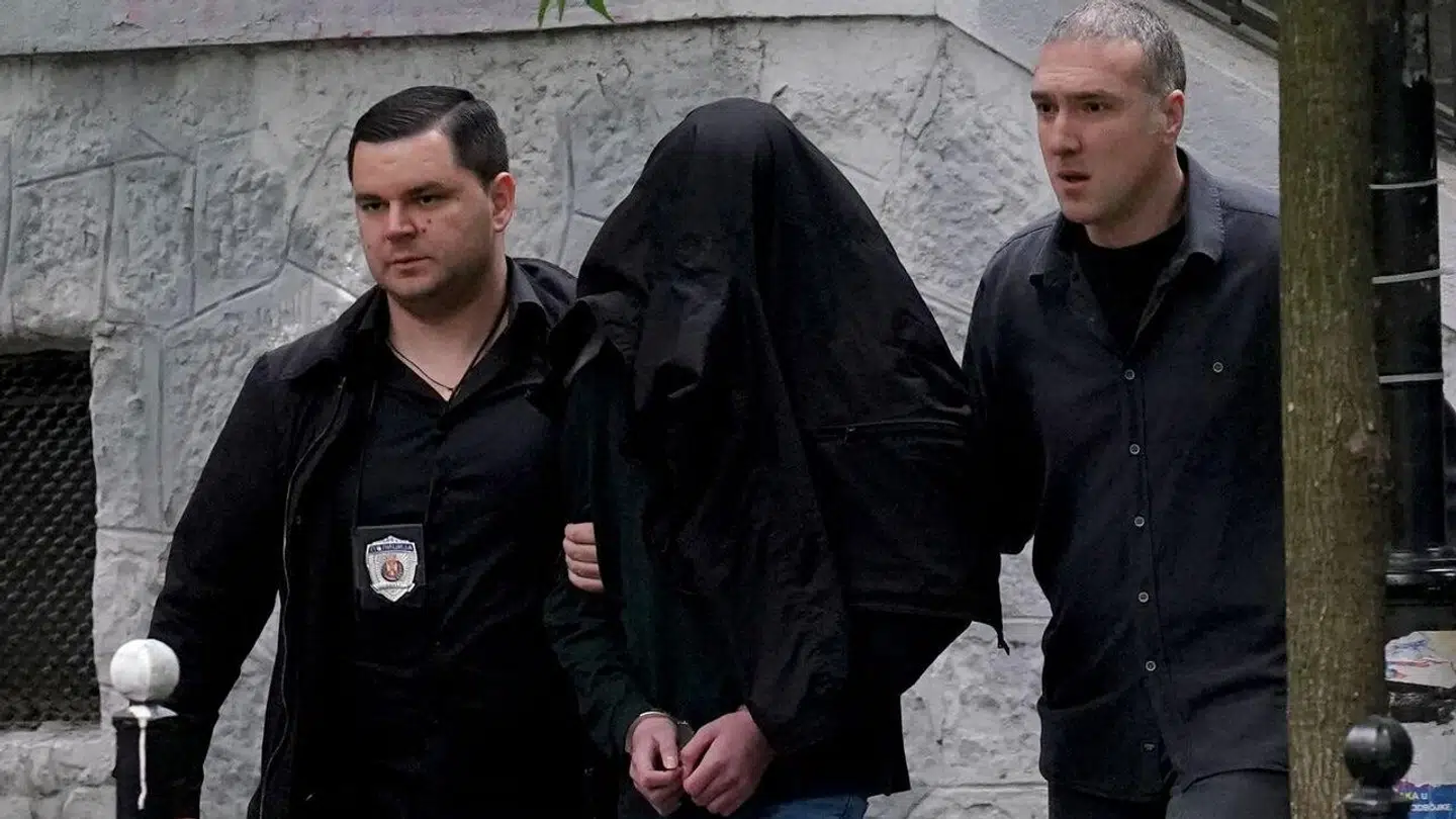 Den 13-årige dreng, der af elever bliver beskrevet som en flot og stille dreng, blev ført ud af politiet.