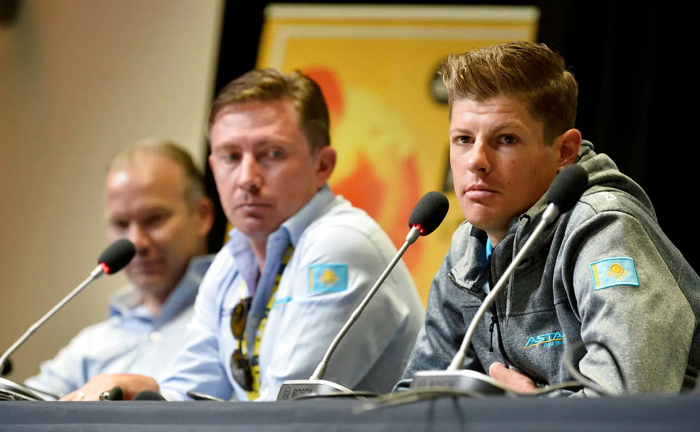 Jakob Fuglsang til pressemøde forud for Tour de France. Længst til venstre ses Lars Michaelsen, der forlader Astana ved årsskiftet.