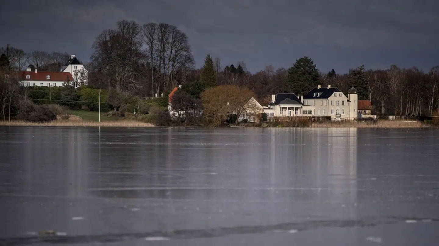 Tusculum ligger smukt ud til Bagsværd Sø (th.). Marienborg ligger til venstre.