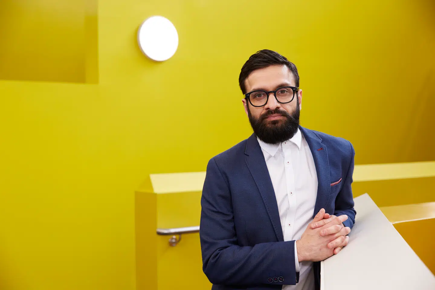 »Vi kommer alle med bagage, og vi kommer alle med en unik psykologisk profil, der har udviklet sig gennem vores barndom og vores voksne liv, og som vil have stor indflydelse på, hvem vi er tiltrukket af, og hvordan vi vil opføre os i et forhold. Men det kan algoritmer ikke forstå, vel?« siger professor Swami.