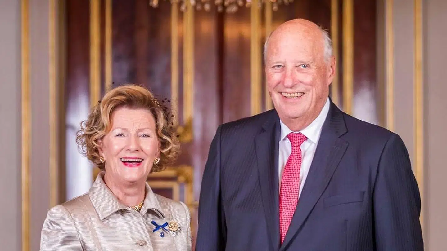 Kong Harald og dronning Sonja i et officielt billede fra deres guldbryllup. (Photo by Heiko JUNGE / NTB Scanpix / AFP) / Norway OUT