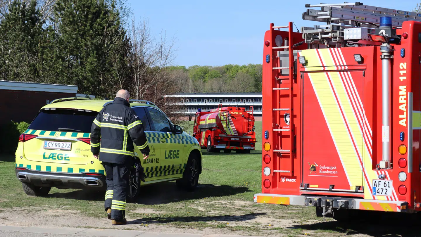 Der er gået ild i mand på ældrecentret Carolineparken i Varde.