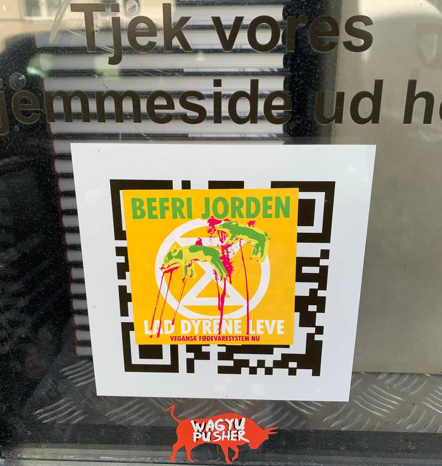 Her ses klistermærket, som medstifter af kødhandleren Wagyupusheren, Christian Jørgsholm, opdagede, da mødte på arbejde lørdag.