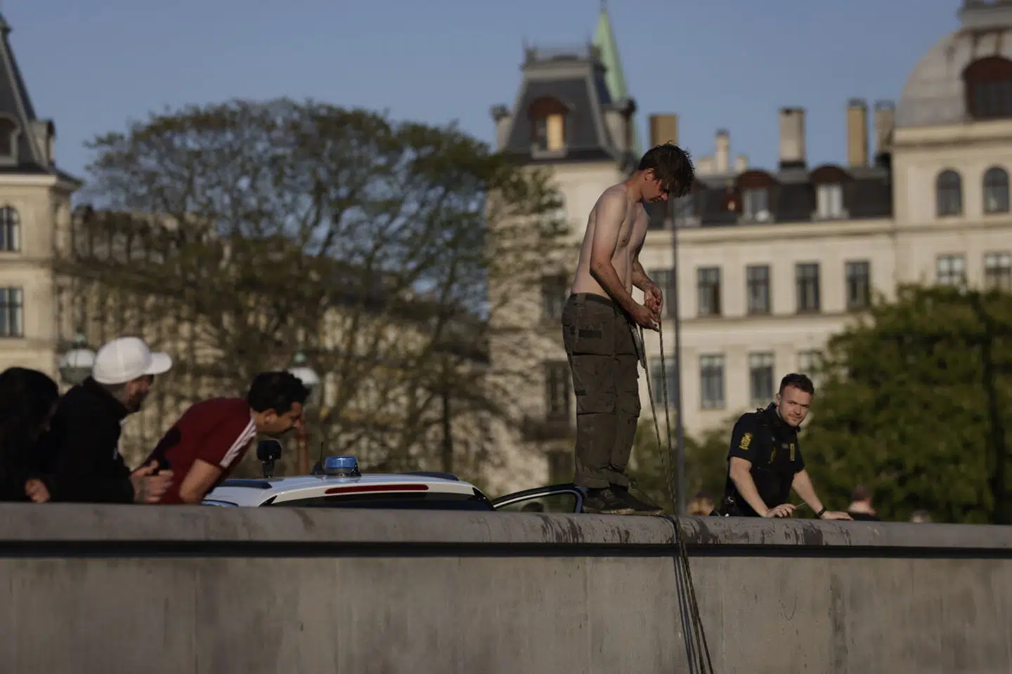Politiet har onsdag aften afspærret et område på Dronning Louises Bro i København, hvor en magnetfisker har fundet en granatlignende genstand.