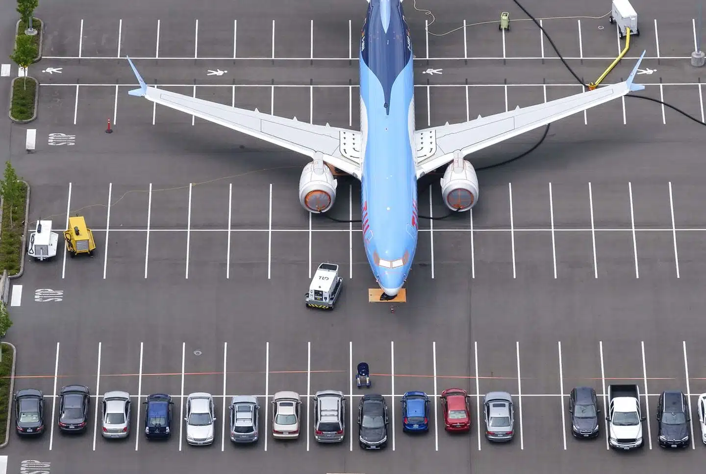 Et af Boeings groundede 737 MAX fly, der bliver opbevaret på virksomhedens medarbejderparkeringsplads.