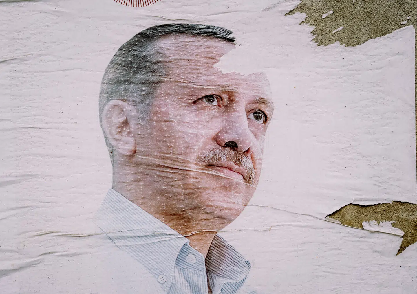 Erdogans gamle barndomskvarter Kasimpasa er plastret til med valgplakater af kvarterets succesfulde søn. Her ser de ikke præsidenten som en vred og aggressiv autokrat, men en mild og hjælpsom faderfigur.