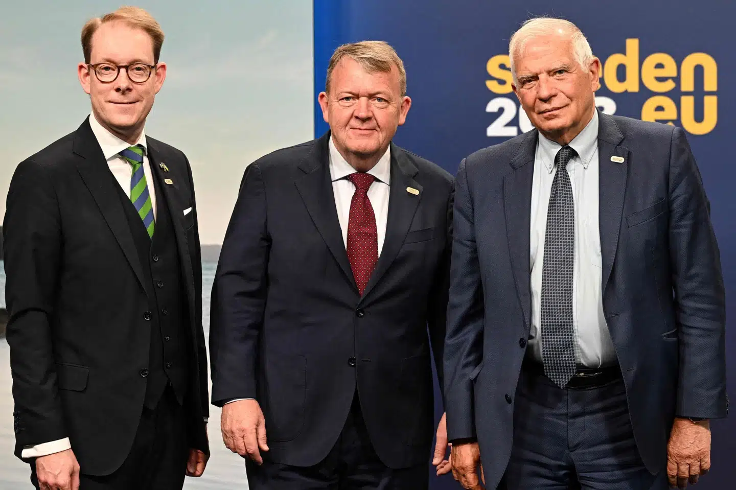 Sveriges udenrigsminister, Tobias Billstrom, til venstre tog fredag imod Danmarks udenrigsminister, Lars Løkke Rasmussen, sammen med EU's udenrigschef, Josep Borrell. På møde i Stockholm forberedte de blandt andet et oplæg til EU's strategi over for Kina, som ventes at blive en del af EU-topmødet i juni. Jonas Ekstromer/Ritzau Scanpix