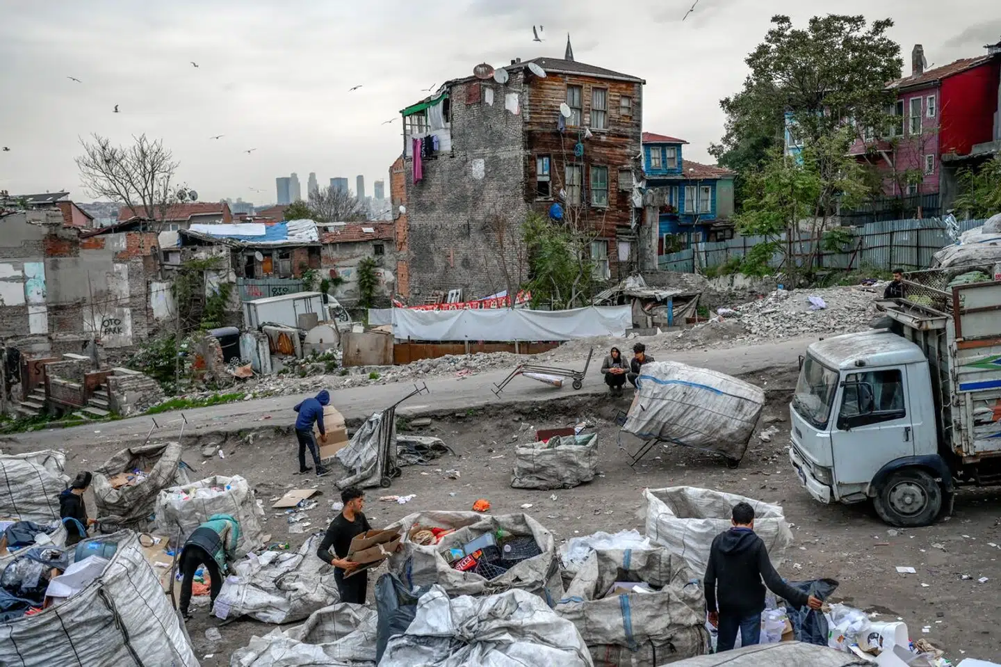 Der er stor fattigdom i dele af Istanbul. Her er det afghanske flygtninge. Siden er der kommer masser af internt fordrevne til efter jordskælvet i 2023