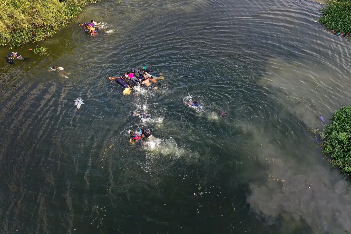 Migranter krydsede torsdag floden Rio Grande i et forsøg på at nå ind i USA, inden nye asylregler trådte i kraft. Joe Raedle/Ritzau Scanpix