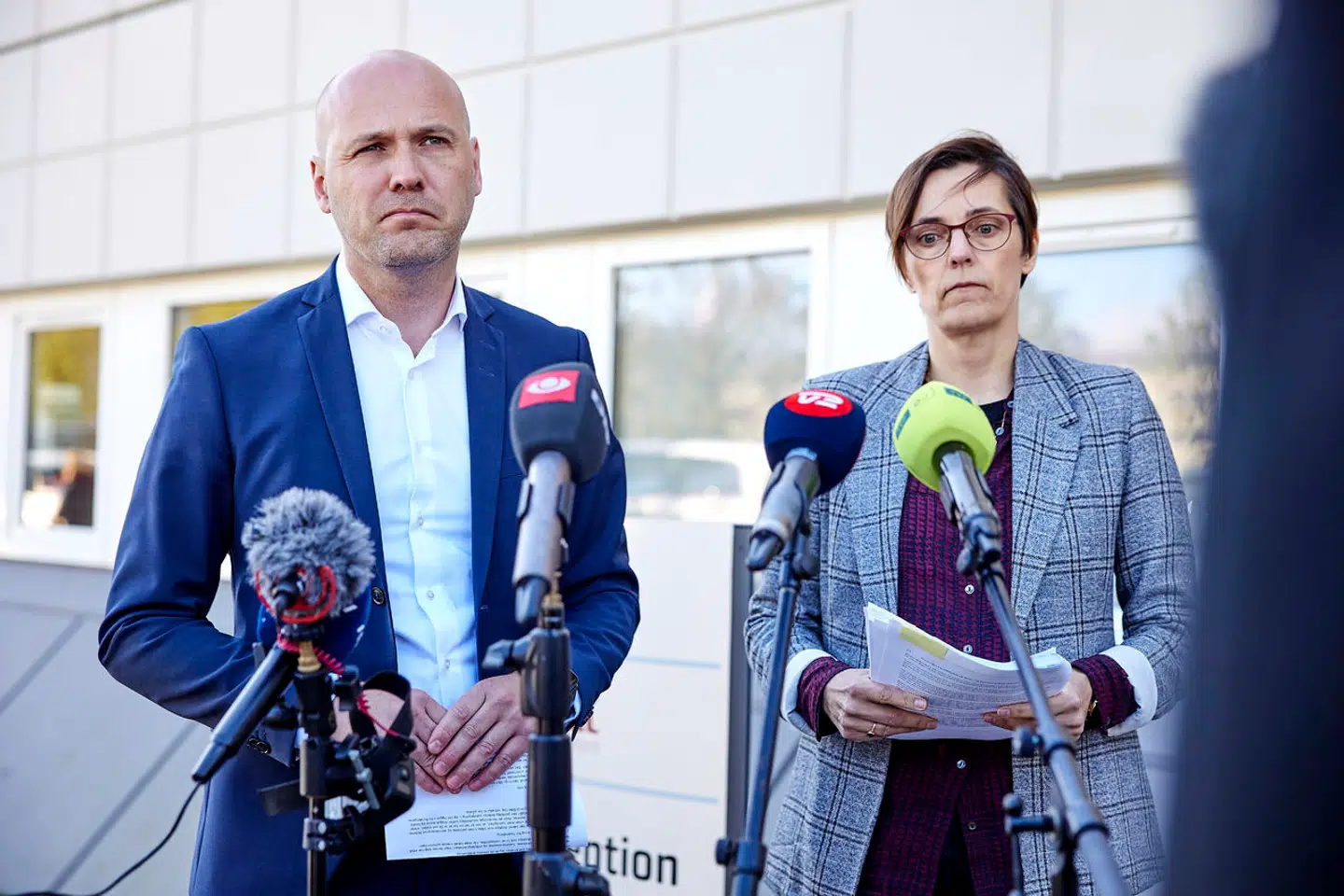 Regionsrådsformand Anders Kühnau (S) samt regionsdirektør Pernille Blach Hansen fotograferet ved pressemøde om direktionens vurdering af det ledelsesmæssige ansvar i sagen om ventetider på tarmkræftbehandling på Aarhus Universitetshospital. (Foto: Mikkel Berg Pedersen/Ritzau Scanpix)