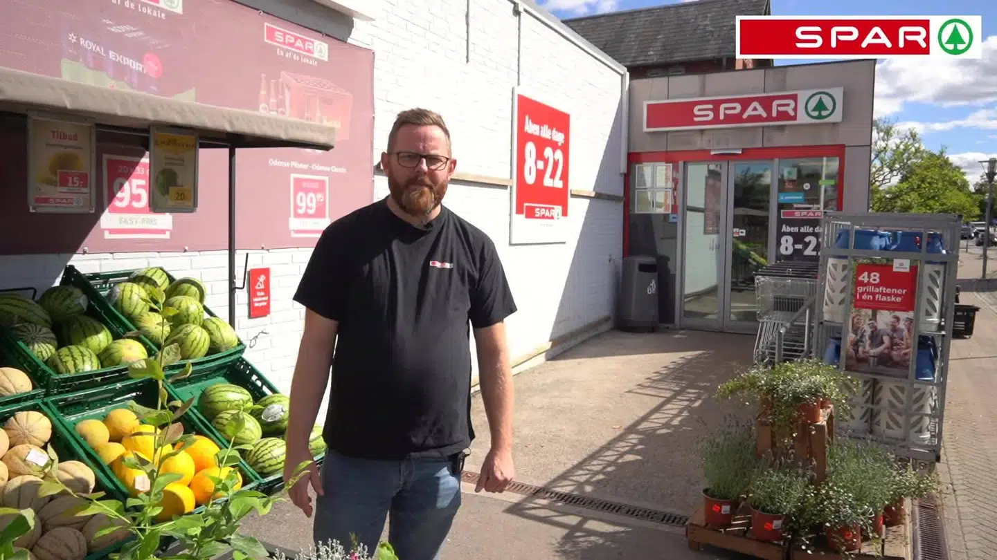 Morten er træt af børn, som kommer og stjæler. Foto: Privat.