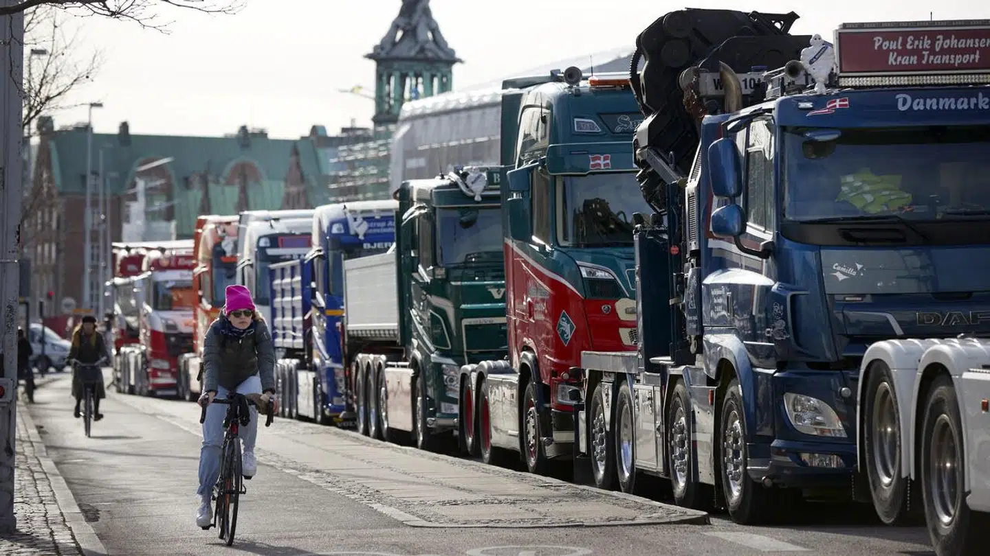 Lastbilchaufførerne her har kurs mod Christiansborg, hvor de demonstrerer mod forslaget om en klimaafgift for lastbilchauffører. Nu er en planlagt demonstration på mandag tilsyneladende afblæst.