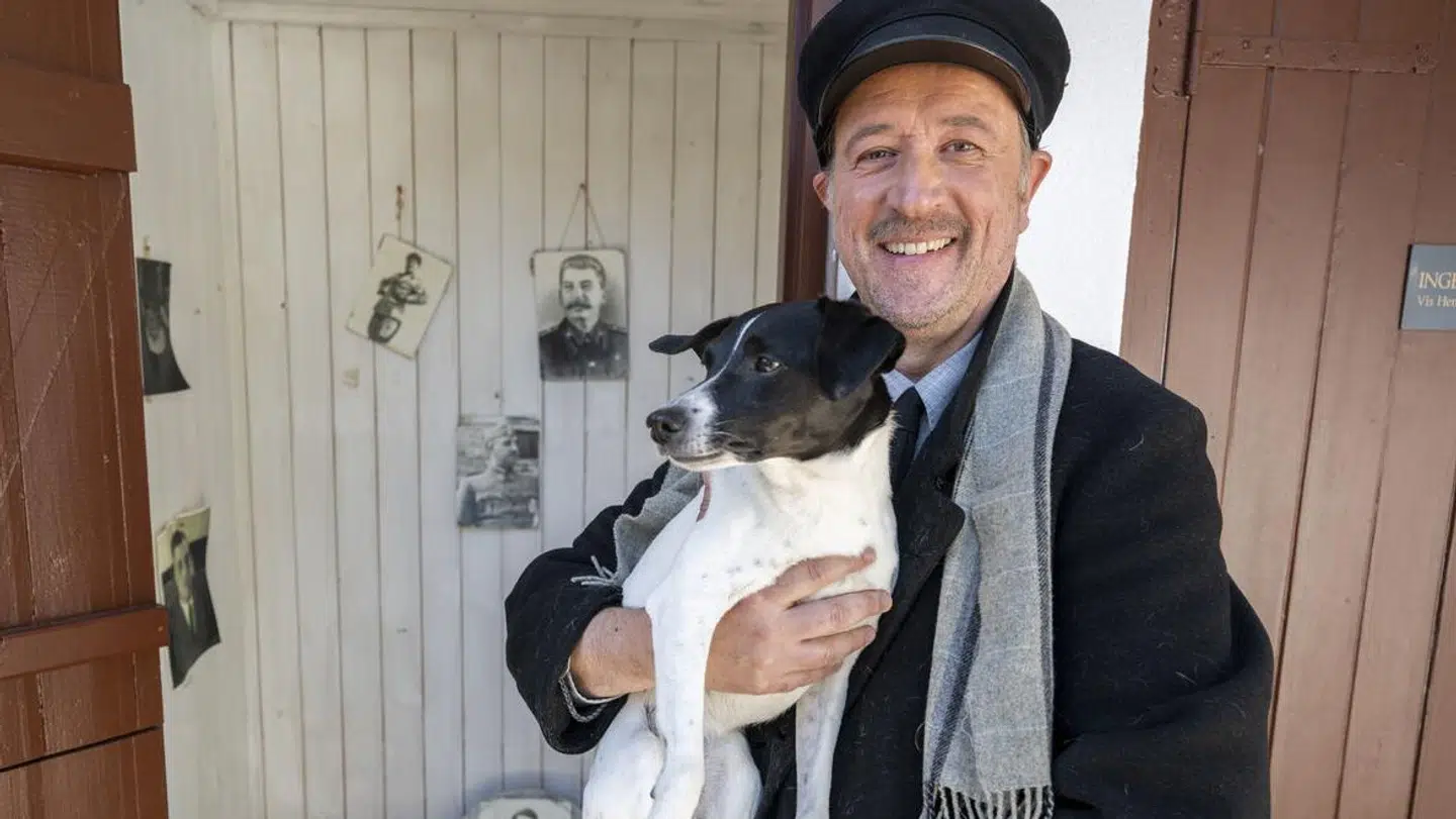 Det bliver spændende, om Gordon Kennedy kan holde styr på hunden 'Chili' på scenen.