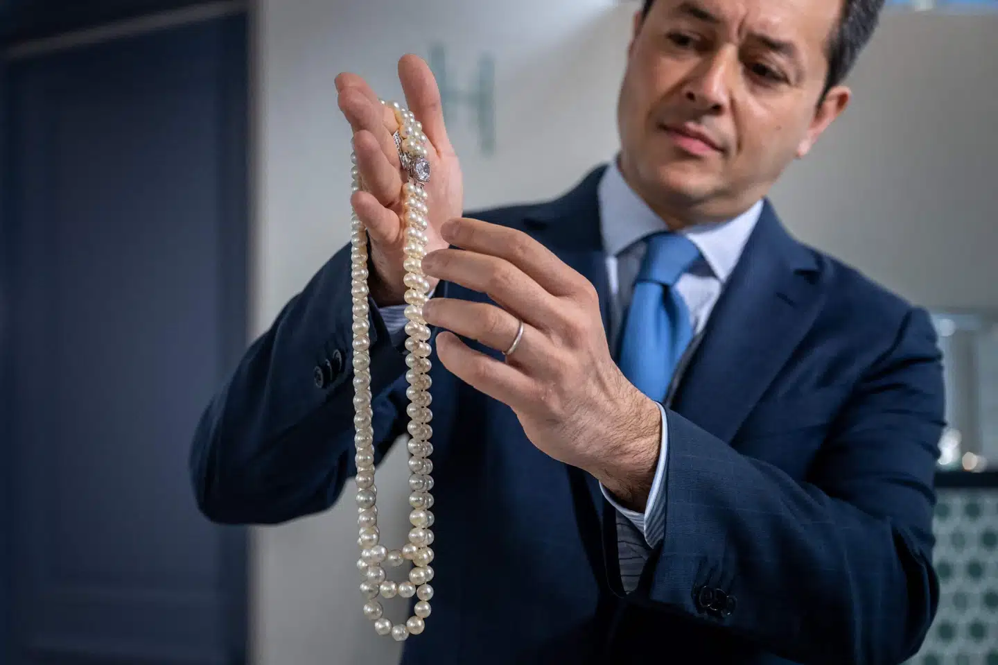 Christie's internationale smykkechef, Rahul Kadakia, siger, at provenuet vil gå til gode formål heriblandt holocaustforskning og uddannelse af afgørende betydning. (Arkivfoto). Fabrice Coffrini/Ritzau Scanpix