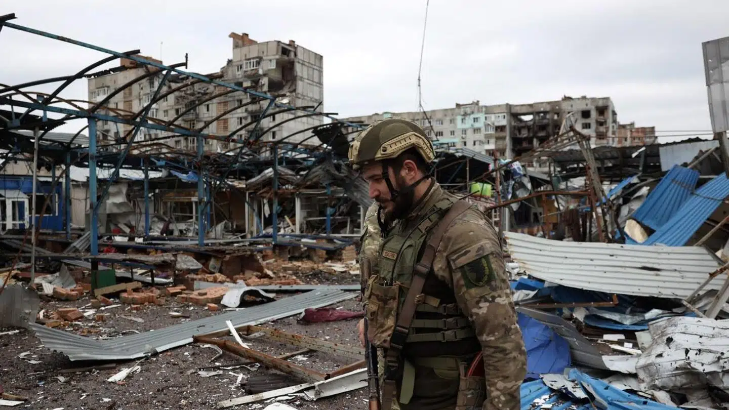 En ukrainsk soldat går gennem et boligområde, der er ødelagt af beskydninger af Rusland. Bakhmut, Ukraine, 23. april 2023.