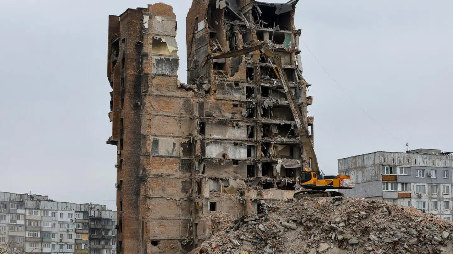 Et ødelagt lejlighedskompleks i Mariupol, Ukraine. 16. mars 2023.