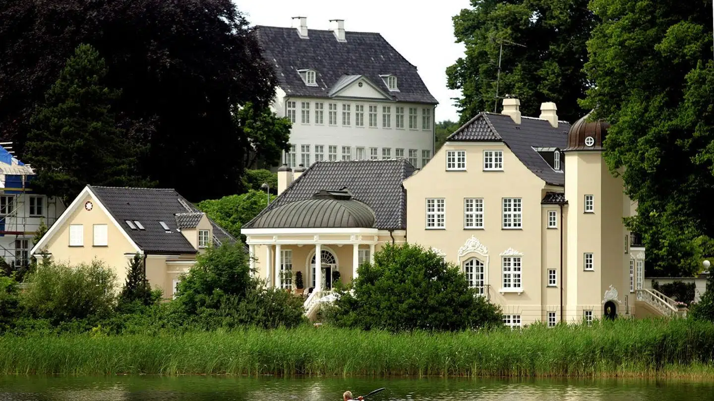 Tusculum ses her i forgrunden med Marienborg i baggrunden.