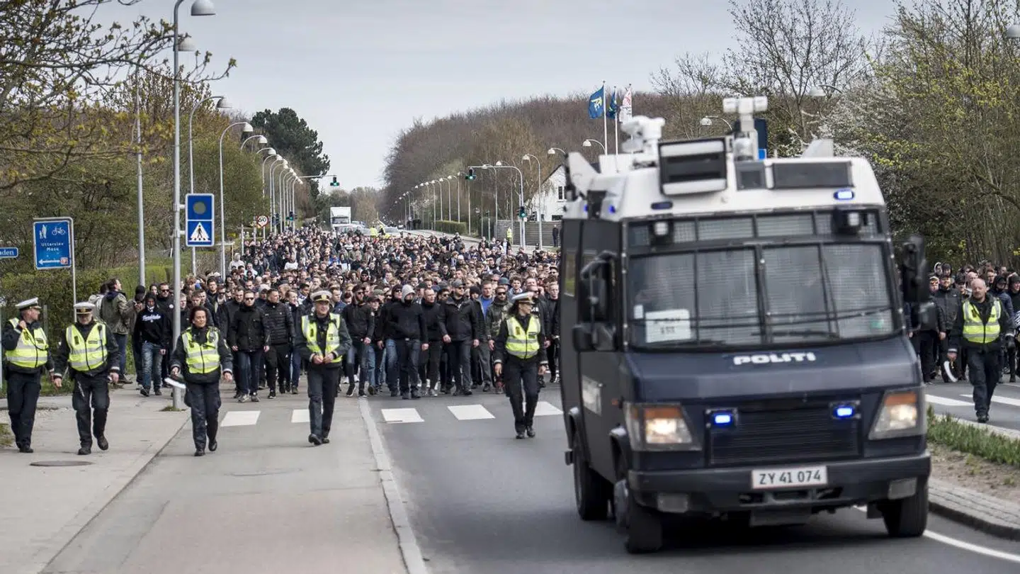 Politiet følger FCK fans til stadion før en derby-kamp i Brøndby.