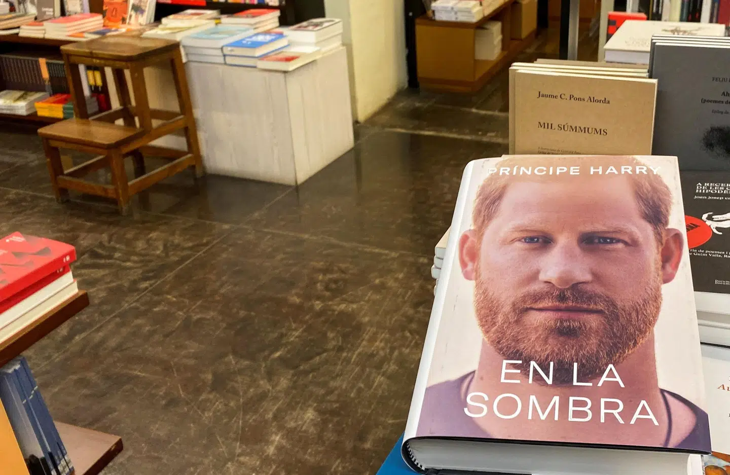 Prins Harrys bog var ventet at ville forværre forholdet mellem ham og resten af den britiske kongefamilie. Den udkom officielt 10. januar og fik på dansk titlen 'Reserven', mens den spanske titel (som ses på billedet) kan oversættes til 'I skyggen'. Foto: Nacho Doce/Reuters